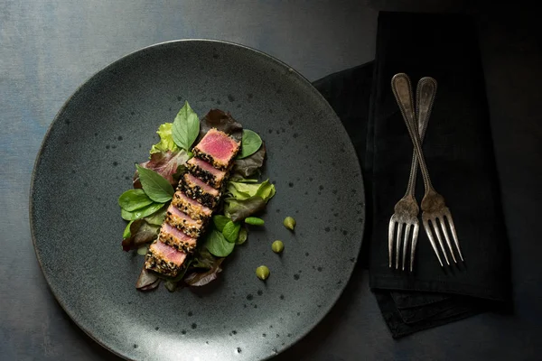 Izgara Taze orkinos biftek salatası ve Wasabi sosu ile