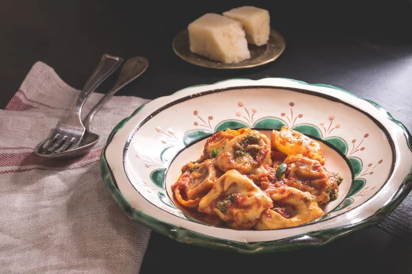 Italian Tortellini with Homemade Tomato Sauce and Mozzarella Che — Stock Photo, Image