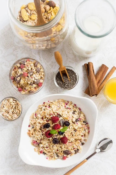 Healthy Breakfast Muesli With Milk, Chia Seeds, Berries and Cinn — Stock Photo, Image