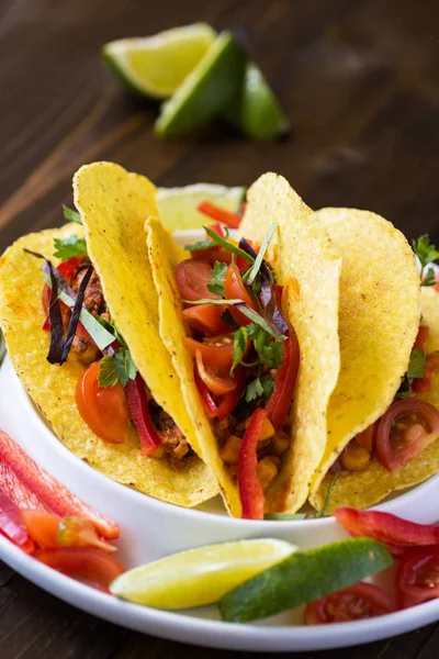 Tacos messicani colorati con carne macinata e verdure — Foto Stock
