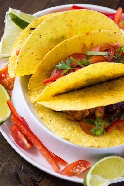 Цветные мексиканские тако с говядиной и овощами — стоковое фото