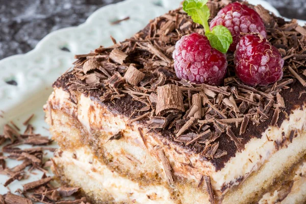 Sobremesa caseira do bolo de Tiramisu com chocolate ralado, framboesa — Fotografia de Stock