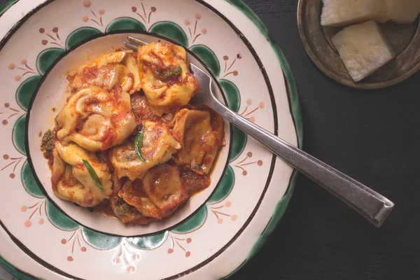 Italian Tortellini, Tomato Sauce, Mozzarella Cheese and Basil on — Stock Photo, Image