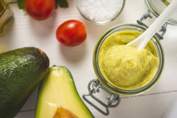 Homemade Green Avocado Spread in Jar. Vegan Raw and Healthy Fres — Stock Photo, Image