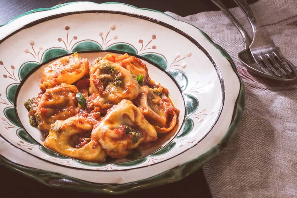 Italienska Tortellini med hemlagad tomatsås och Mozzarella Che — Stockfoto