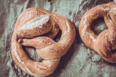 Sac pişirme üzerinde fırından taze rustik simit