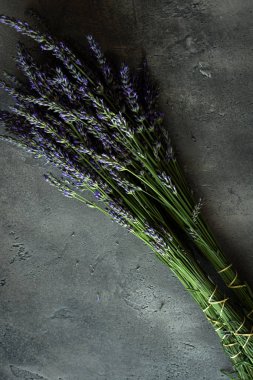 Lavanta Vintage çiçek buketi rustik koyu arka plan üzerinde