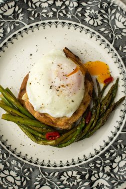 Taze haşlanmış yumurta haşlanmış yeşil kuşkonmaz ve pul biber ile tost