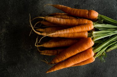 Organik Nantes havuç rustik koyu arka plan üzerinde. Temiz Superfood sağlıklı beslenme kavramı.