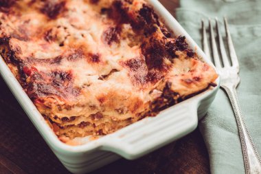 İtalyan lazanya Bolognese ve koyu ahşap arka plan üzerinde Mozzarella peyniri