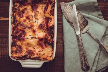 İtalyan lazanya Bolognese ve rustik koyu ahşap arka plan üzerinde Mozzarella peyniri