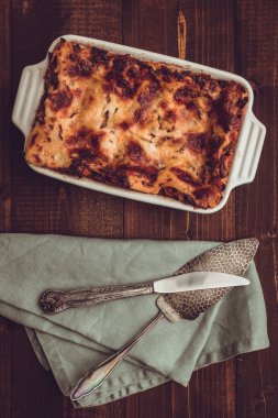İtalyan lazanya Bolognese ve koyu ahşap arka plan üzerinde Mozzarella peyniri