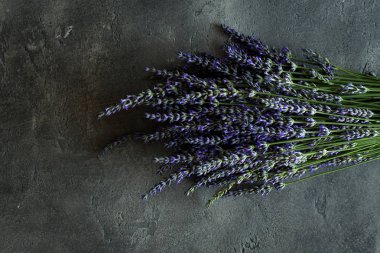 Lavanta Vintage çiçek buketi rustik koyu arka plan üzerinde