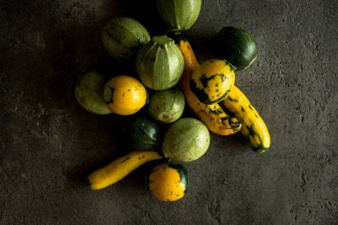 Sarı ve yeşil yuvarlak kabak rustik koyu arka plan üzerinde