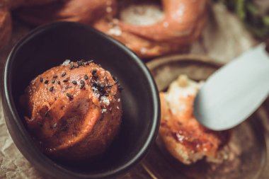 Geleneksel domuzum domuz yağ yayılmış taze Bavyera kraker ile