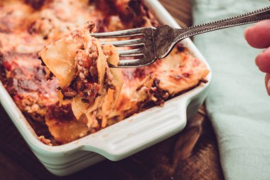 İtalyan lazanya Bolognese ve koyu ahşap arka plan üzerinde Mozzarella peyniri