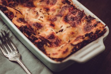 İtalyan lazanya Bolognese ve koyu ahşap arka plan üzerinde Mozzarella peyniri