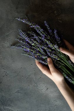 Lavanta buket çiçek rustik koyu arka plan üzerinde tutan eller