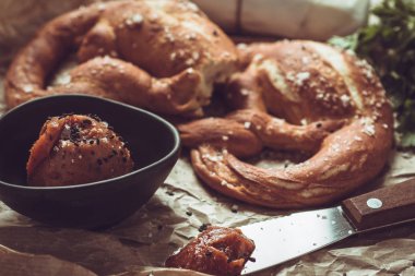Geleneksel domuzum domuz yağ yayılmış taze Bavyera kraker ile