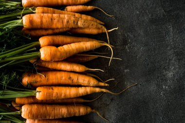 Organik Nantes havuç rustik koyu arka plan üzerinde. Temiz Superfood sağlıklı beslenme kavramı.