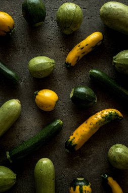 Sarı ve yeşil yuvarlak kabak rustik koyu arka plan üzerinde