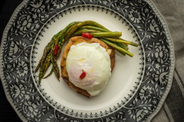 Taze haşlanmış yumurta haşlanmış yeşil kuşkonmaz ve pul biber ile tost