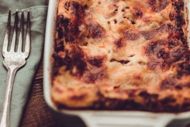 İtalyan lazanya Bolognese ve rustik koyu ahşap arka plan üzerinde Mozzarella peyniri