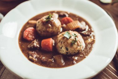 Pastırma ve soğan köfte ile geleneksel İskandinav geyik eti güveç