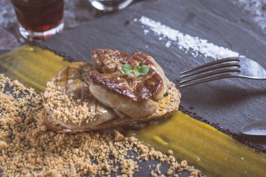 Kızarmış kaz ciğeri ile Mango püresi karanlık taş zemin üzerine. Fransız mutfağı kavramı.