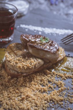 Kızarmış kaz ciğeri ile Mango püresi karanlık taş zemin üzerine. Fransız mutfağı kavramı.