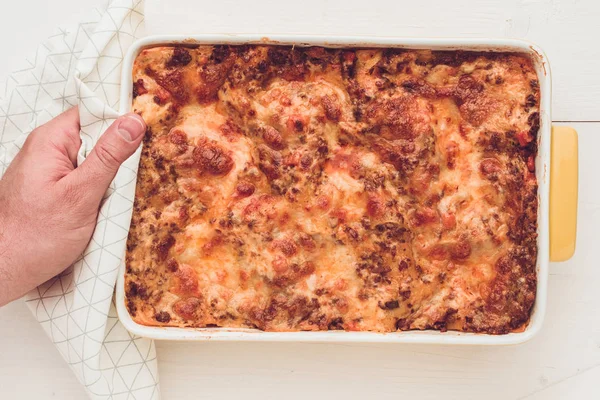 Hand Serveert Italiaanse Lasagne Bolognese Met Rundvlees Tomatensaus Groene Basilicum — Stockfoto