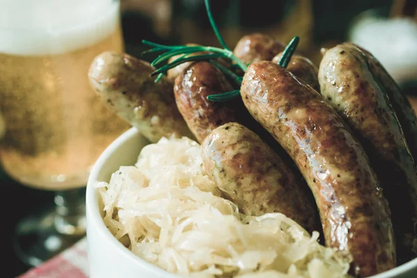 Bratwurst Vom Grill Mit Krautsalat Senf Und Bier — Stockfoto