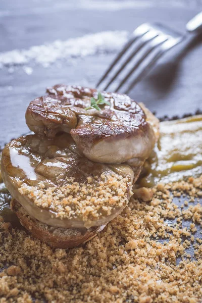 Kızarmış kaz ciğeri ile Mango püresi karanlık taş zemin üzerine. Fransız mutfağı kavramı.