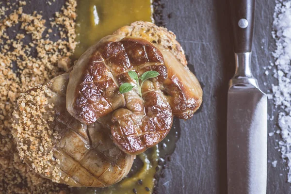 Kızarmış kaz ciğeri ile Mango püresi karanlık taş zemin üzerine. Fransız mutfağı kavramı.