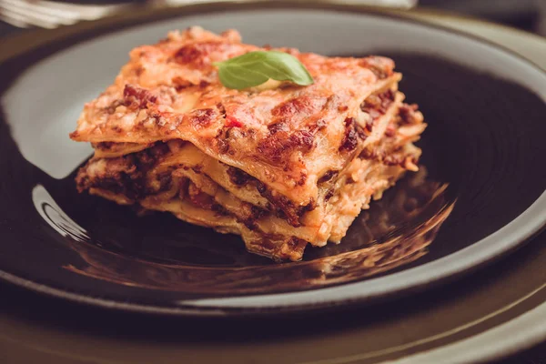 Lasanha Italiana Tradicional Com Carne Picada Molho Tomate Manjericão Verde — Fotografia de Stock