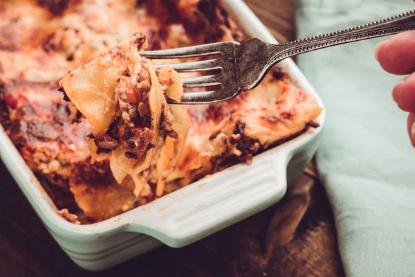 İtalyan lazanya Bolognese ve koyu ahşap arka plan üzerinde Mozzarella peyniri