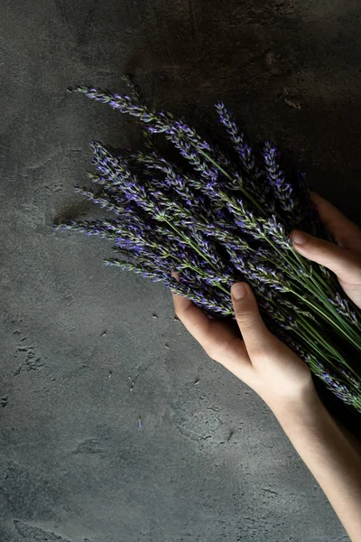 Lavanta buket çiçek rustik koyu arka plan üzerinde tutan eller