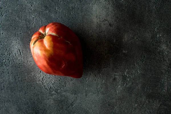 Organic Bull Heart Heirloom Tomato Rustic Dark Wooden Background — стоковое фото