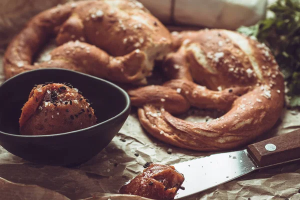 Geleneksel domuzum domuz yağ yayılmış taze Bavyera kraker ile