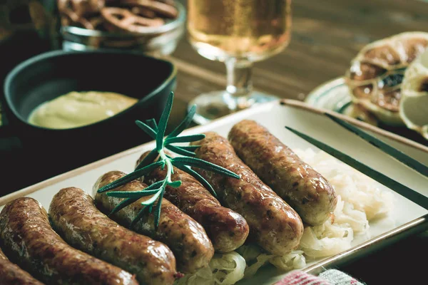 Saucisses Grillées Traditionnelles Allemandes Bratwurst Avec Salade Chou Moutarde Bière — Photo