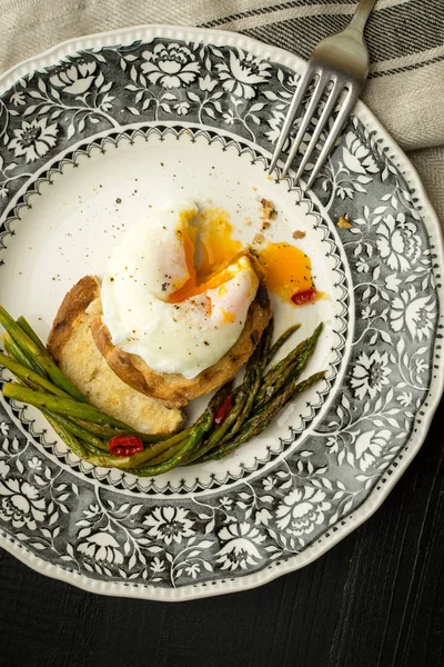 Taze haşlanmış yumurta haşlanmış yeşil kuşkonmaz ve pul biber ile tost