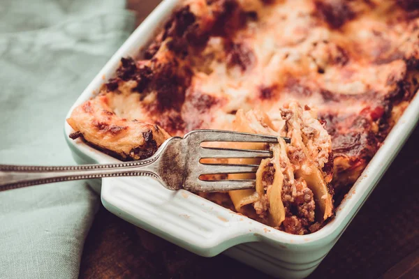 Italiaanse Lasagne Bolognese Mozzarella Kaas Donkere Houten Achtergrond — Stockfoto