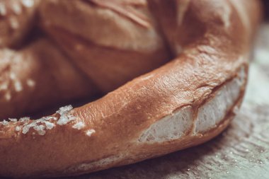 Sac pişirme üzerinde fırından taze rustik simit