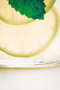 Taze Mojito kokteyli soğuk buz, limon ve nane ile Mason kavanoza Beyaz ahşap arka plan üzerinde parlak yaz kavram olarak bırakır