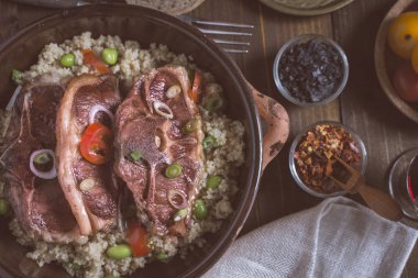 Kuzu Loin pirzolası taze soya ve kuskus rustik kil çanağı ile kavrulmuş