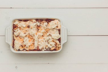 Lazanya Bolognese sığır eti, Bolognese sos ve fesleğen pişirme için hazır