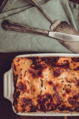 İtalyan lazanya Bolognese ve rustik koyu ahşap arka plan üzerinde Mozzarella peyniri