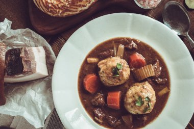 Pastırma ve soğan köfte ile geleneksel İskandinav geyik eti güveç