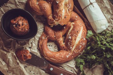 Geleneksel domuzum domuz yağ yayılmış taze Bavyera kraker ile