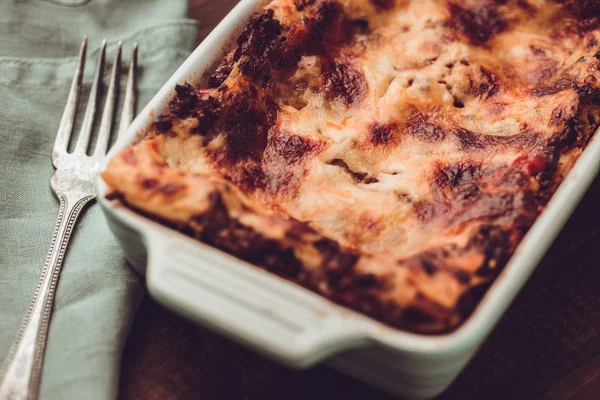 İtalyan lazanya Bolognese ve rustik koyu ahşap arka plan üzerinde Mozzarella peyniri